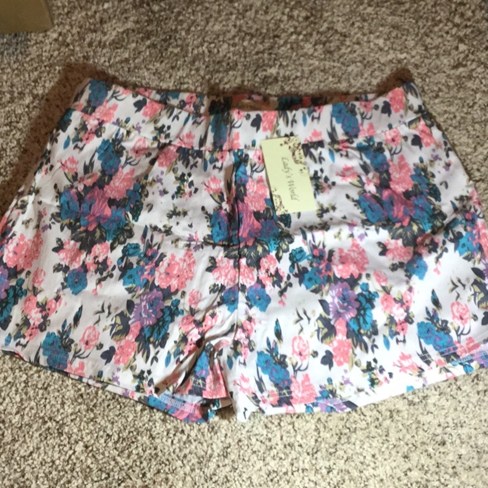 Stretchy White Floral Shorts XXL